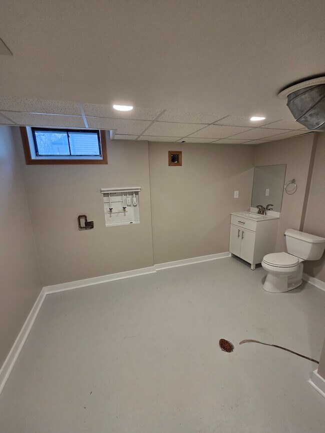 Building Photo - 3 bed 1.5 bath, 1 car garage, with fenced in backyard, newly remodeled!