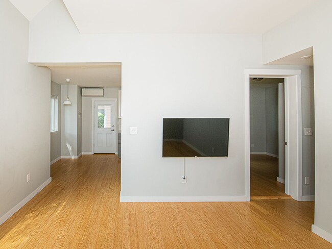 Building Photo - Charming, remodeled 1-bdrm/1-bath vintage duplex in Kerns.  Excellent location, A/C, hardwood floors