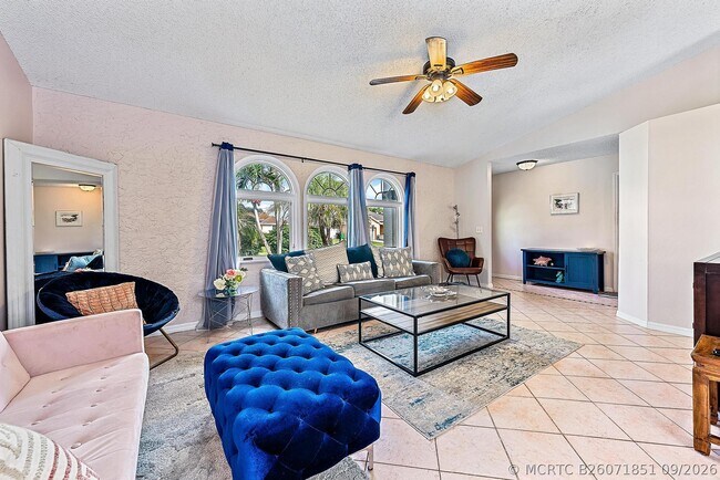 Building Photo - 414 SW Lairo Ave