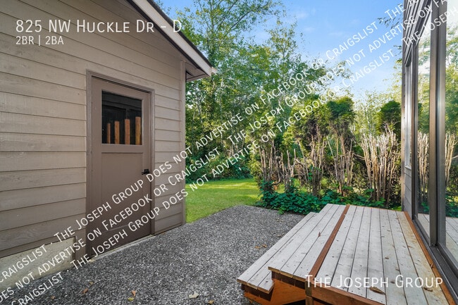 Building Photo - 825 NW Huckle Dr