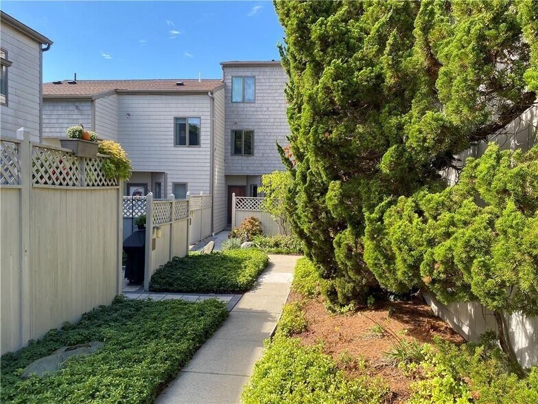 Building Photo - 10 Sea Breeze Ln
