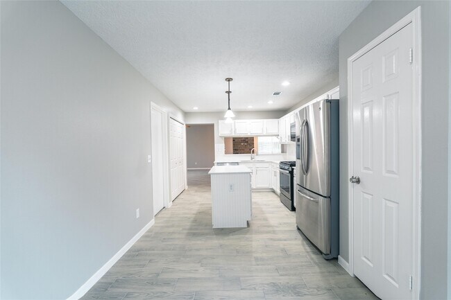 Building Photo - 8926 Sunny Point Dr