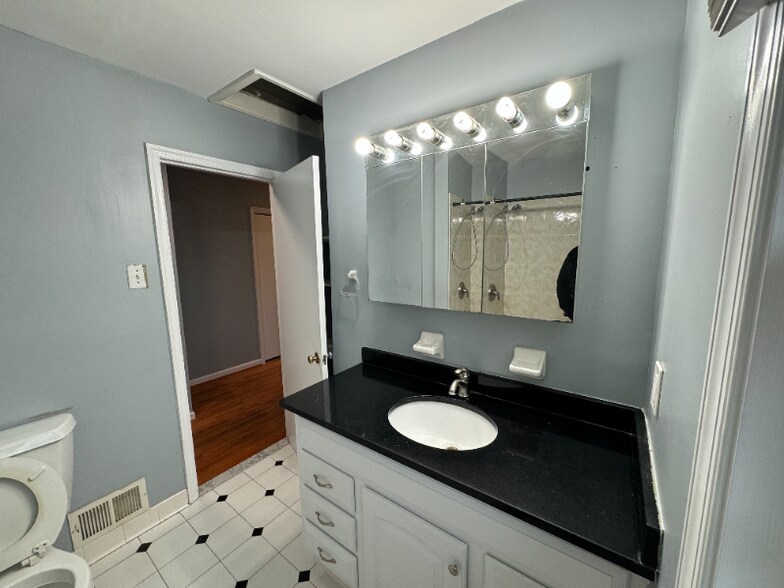 Building Photo - 3405 Glen Ave