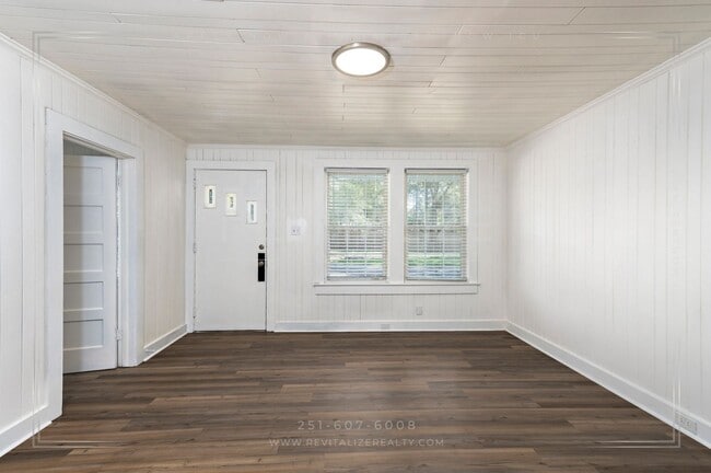 Building Photo - Adorable 3 Bed 2 Bath Cottage with Double ...