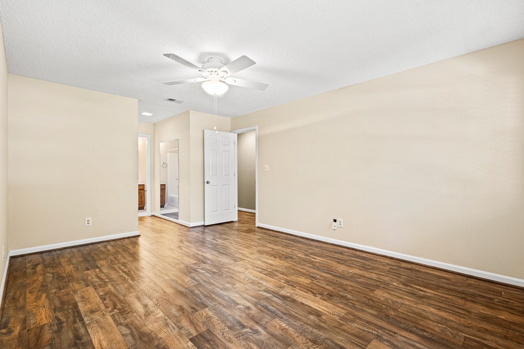 Master 2 - 98 Hampshire Ct