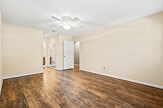 Master 2 - 98 Hampshire Ct