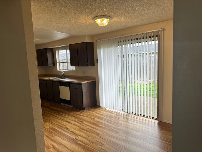 Building Photo - Great single level 2 bed/1 bath duplex in Thurston!