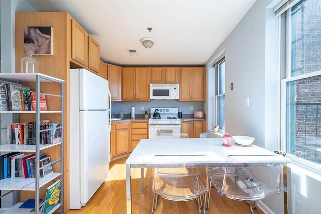 Building Photo - 254 6th St