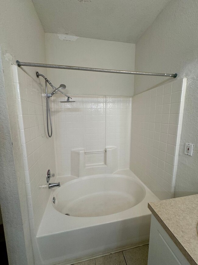 Building Photo - 2 Bedroom 2 Bath Condo in Guard Gated Comm...