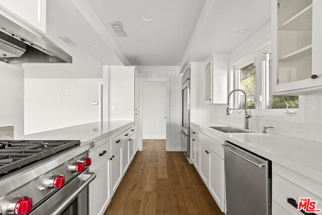 Building Photo - 9881 Beverly Grove Dr