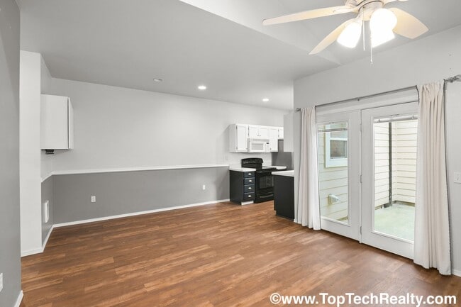 Building Photo - Charming 3 BD 2 BA Townhome Located in Hillsboro's Briarcreek Community | Recently Updated! | Mai...