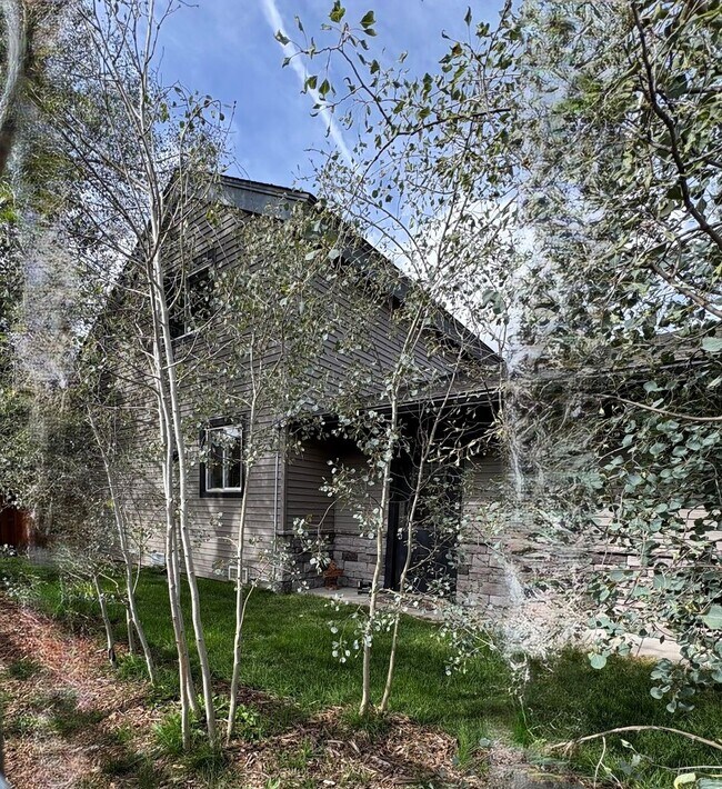 Building Photo - 231 E Rabbit Ct