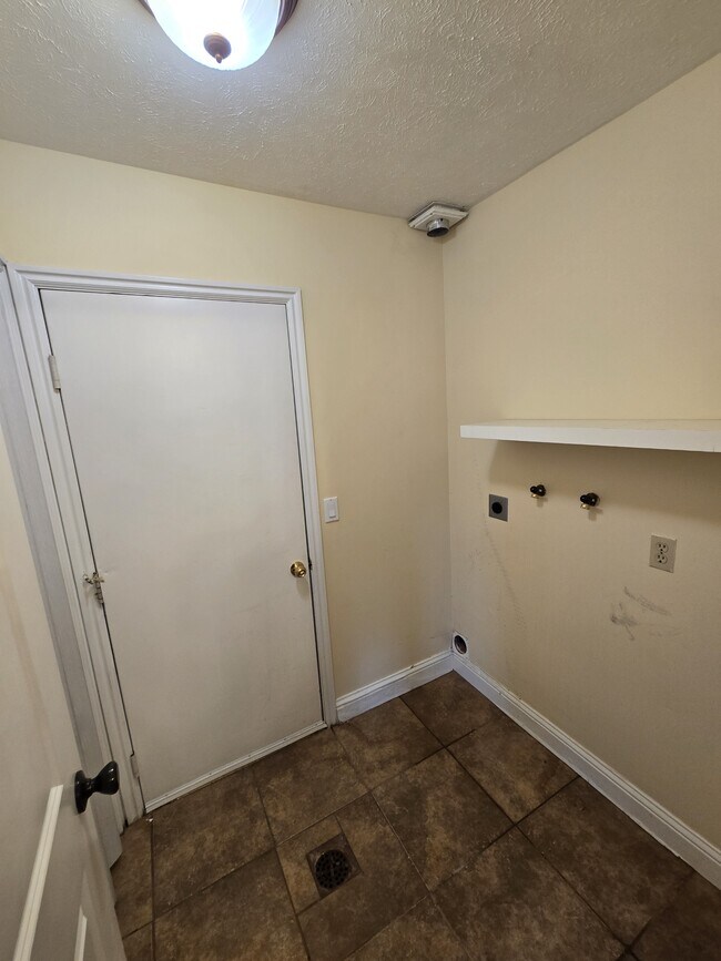 Building Photo - 2575 Dry Creek Dr