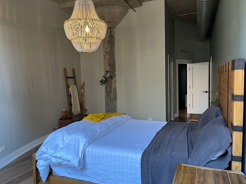 Main Bedroom - 17 N Loomis St