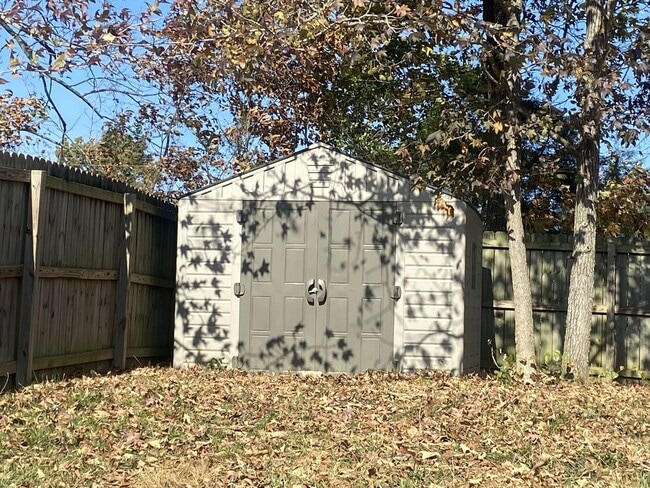 Building Photo - Sweet 3 bed 2 bath.  No Backyard Neighbors.