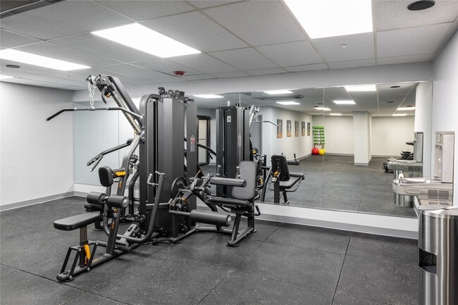 Building Photo - 16 W 10th St