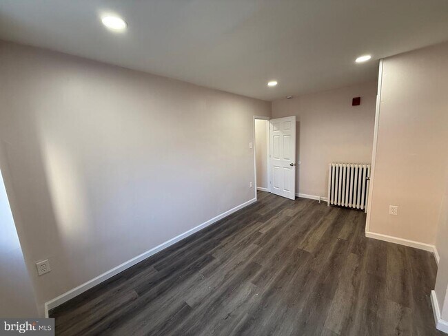 Building Photo - 2537 E Auburn St