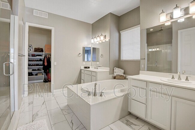 Building Photo - 320 Oakrun Ct