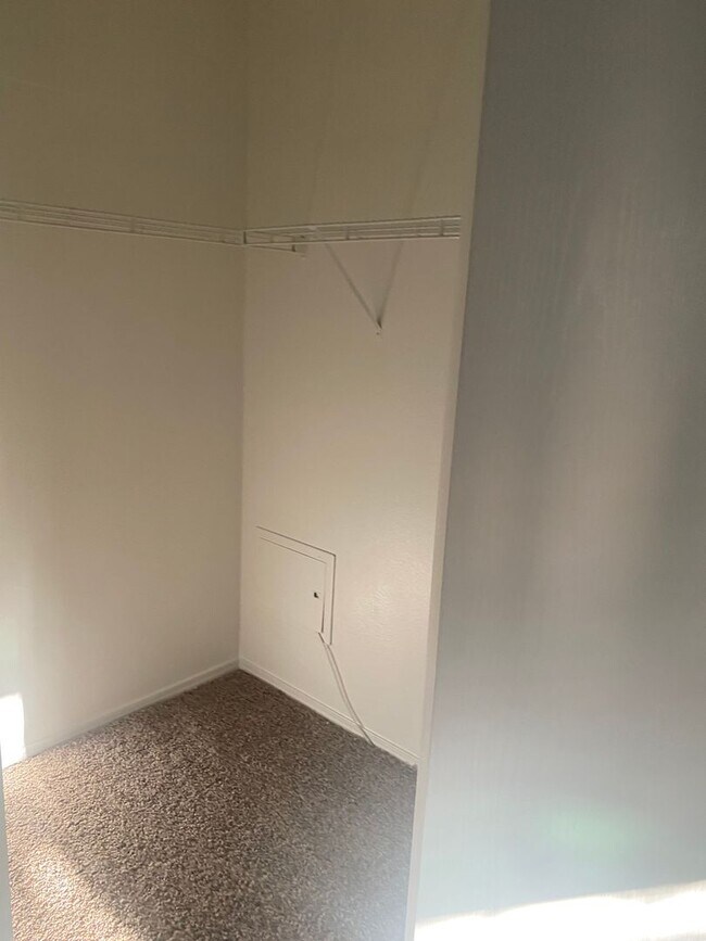Building Photo - 1000 Diamond Dr