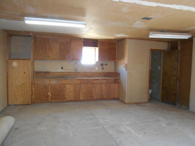 Building Photo - 3/1 Brick home on corner lot in Shallowater
