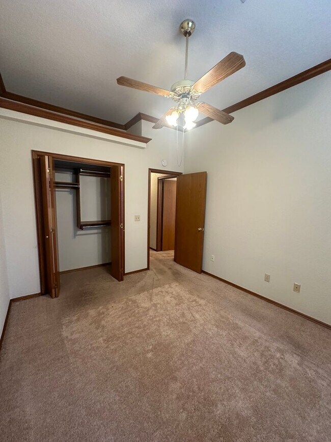 Building Photo - 4 Bed, 2.5 Bath Brick home with 2 car garage