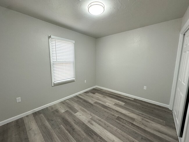 Building Photo - Updated 2 Bed 1 Bath - Large Carport and G...