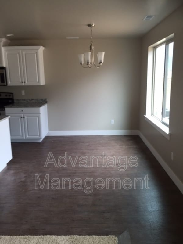 Building Photo - 576 N 220 E