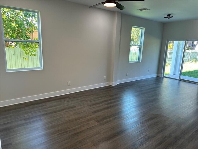 Building Photo - 4105 N Thatcher Ave