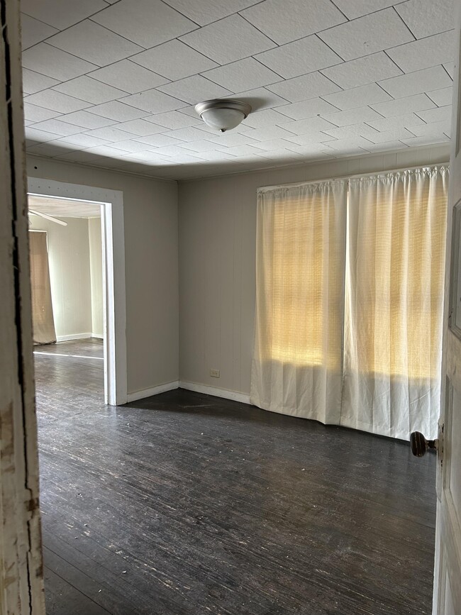 Building Photo - 604 Calcote Ave