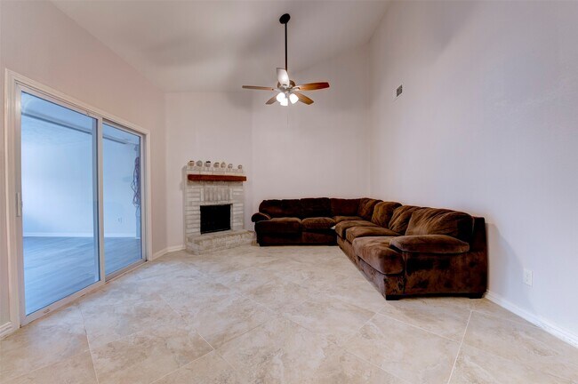 Building Photo - 10703 Highland Woods Dr