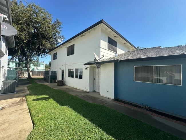 Building Photo - Water, Sewer, Garbage paid