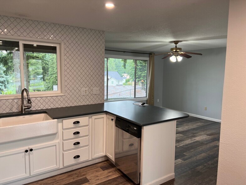Building Photo - 891 NE Bunyard Pl
