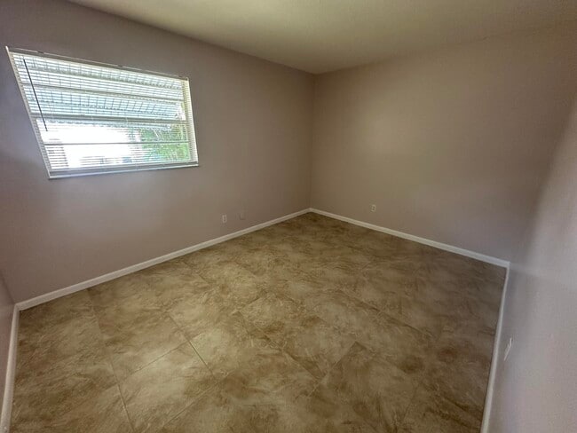 Building Photo - 744 SE Fallon Dr