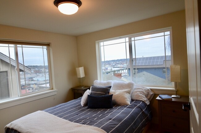 Building Photo - 3 Bedroom 2.5 Bath Queen Anne Townhome