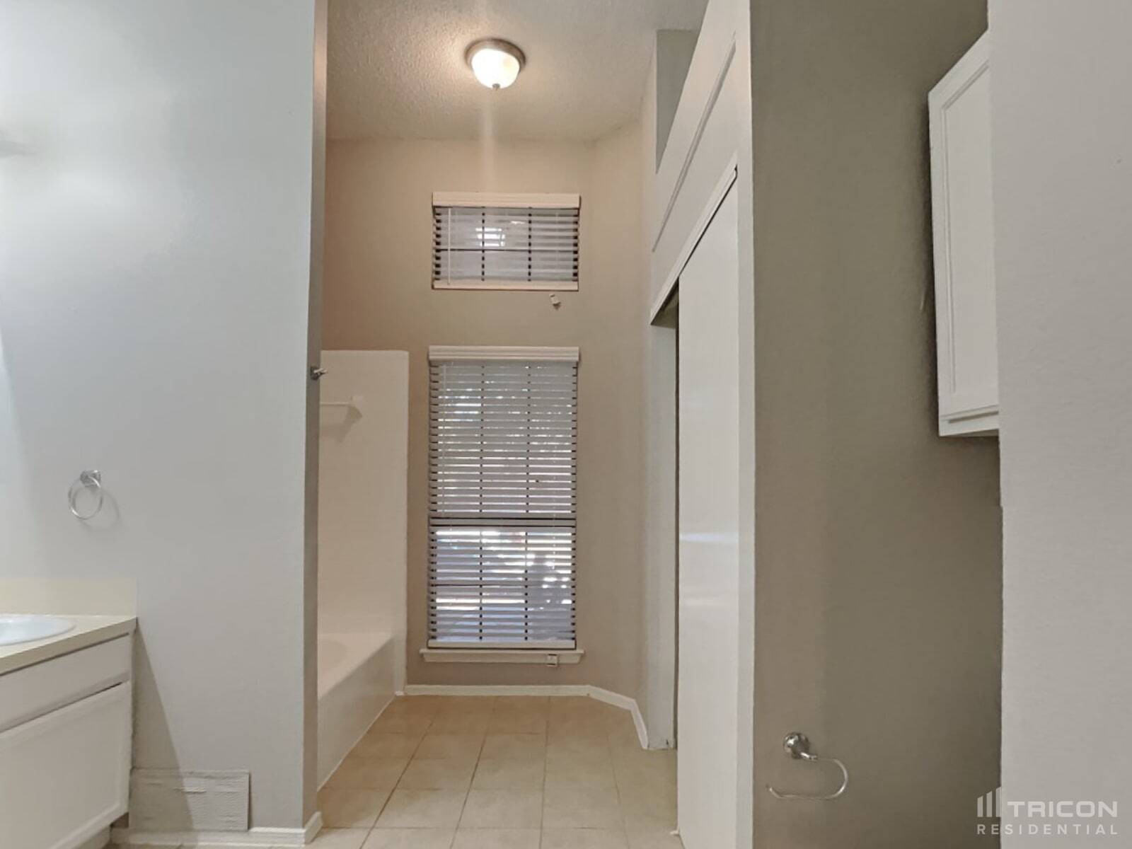Building Photo - 561 Oxbow St