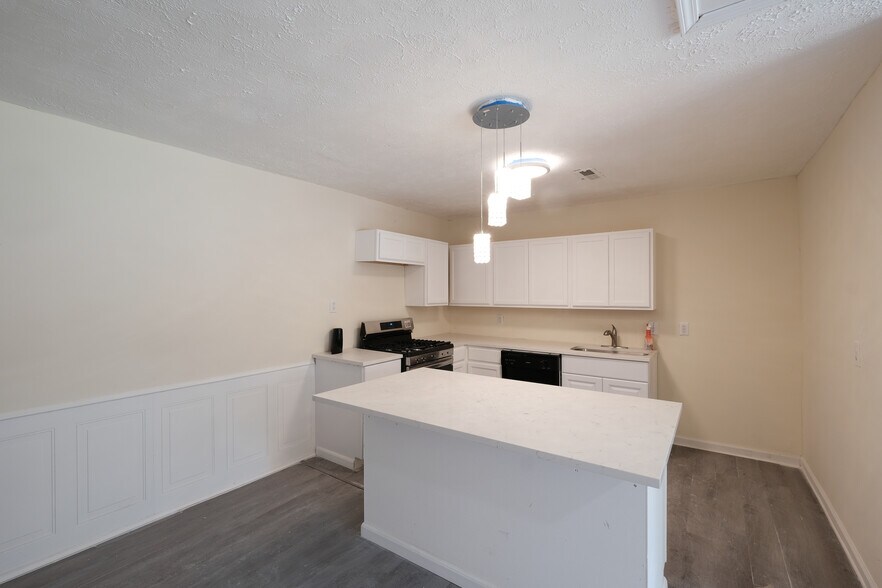 Building Photo - 85 Delmoor Dr NW