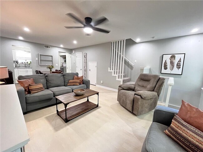 Building Photo - 1373 E Sequoyah Ct