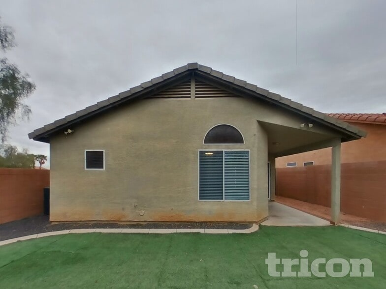 Building Photo - 4005 E La Salle St