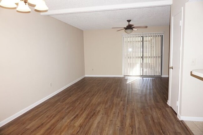 Building Photo - 3/2 townhome Near NAS Jax