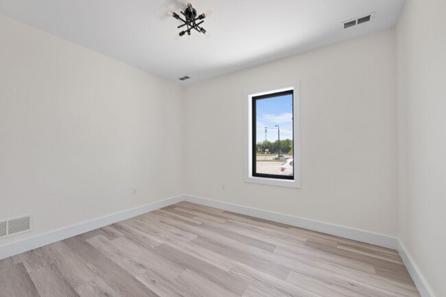 Building Photo - 1295 Holmden Ave