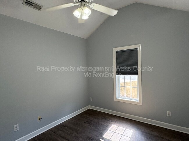 Building Photo - 828 Shackleton Rd