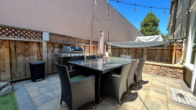 Building Photo - 3BD/2.5BA - Modern 3-Bed Home with Privacy & Amenities: Near Schools, Parks & Shopping!