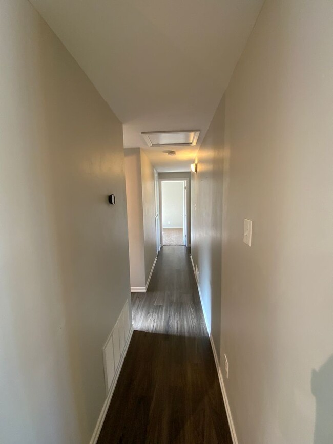 Building Photo - 3 Bedroom Updated Single Story Home Availa...