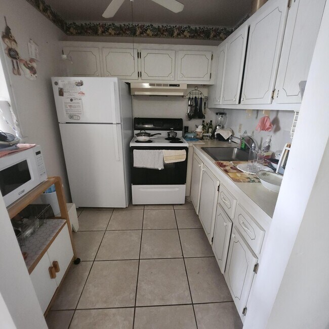 Building Photo - 18 Oakridge B