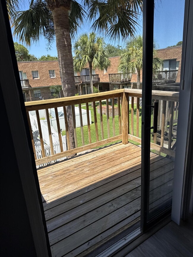 Building Photo - Newly Renovated 2 bedroom Townhouse