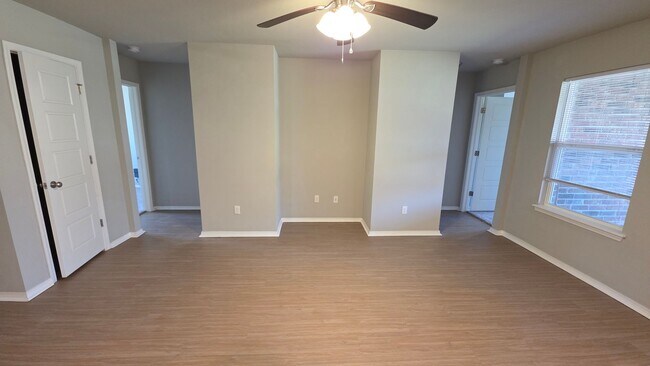 Building Photo - Great newer 3 bed 2 bath duplex.
