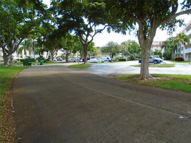 Building Photo - 3165 NE 48th Ct