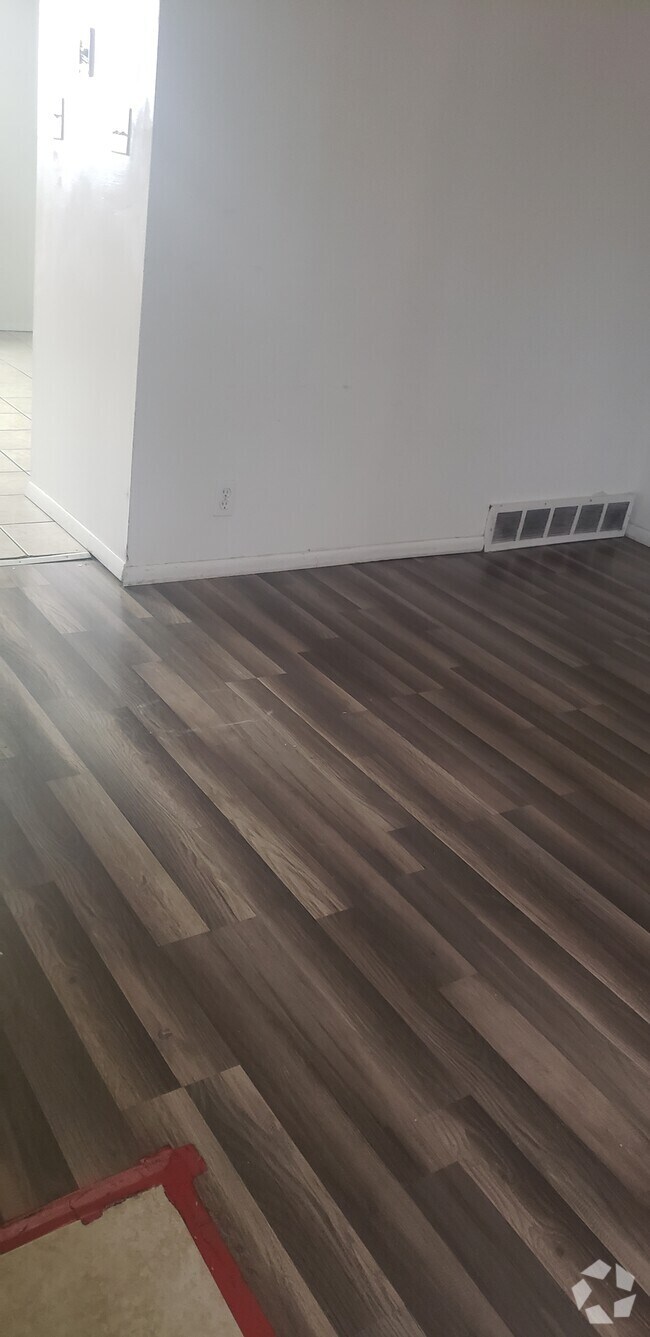 Building Photo - 533 W Tiffany Town Dr