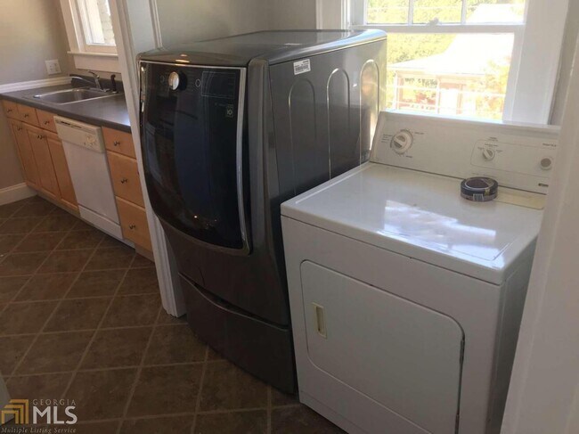 Building Photo - 1706 McLendon Ave NE