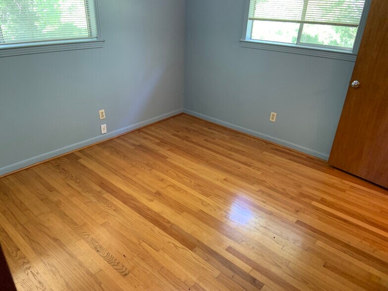 Building Photo - 56 Meadowlane Dr